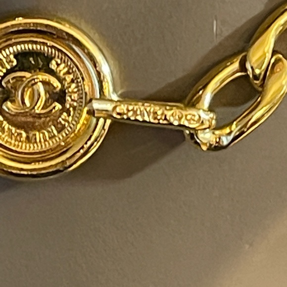 Vintage 1993 (93A) Chanel Authentic Gold finish chain belt - Picture 16 of 16
